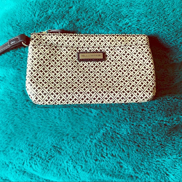 Tommy Hilfiger Pattern Wristlet - Picture 1 of 2
